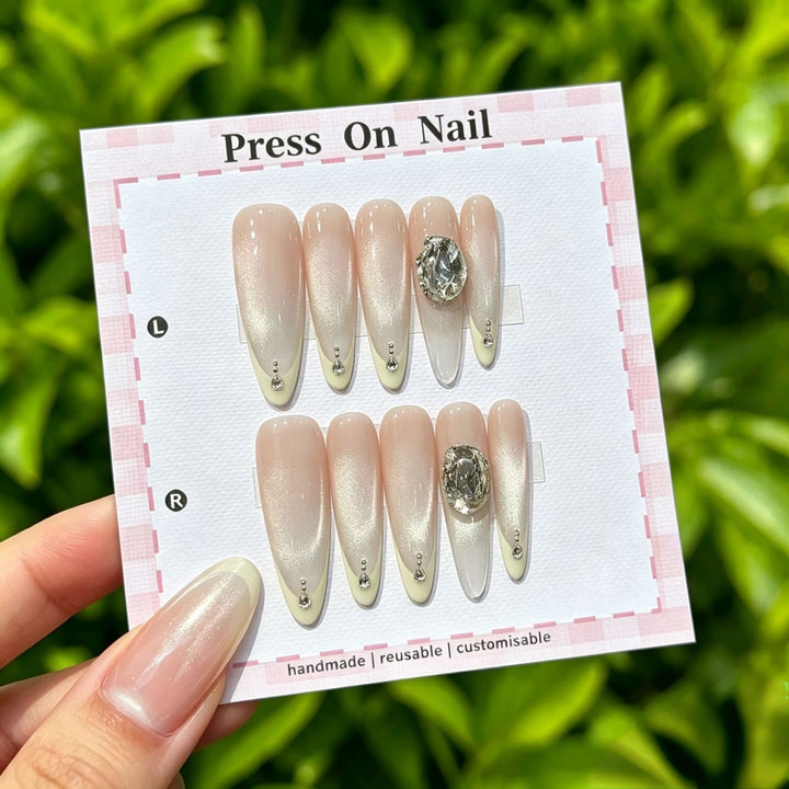 Glamourös Press-On Nagelkunst Set mit dekorativen Strasssteinen