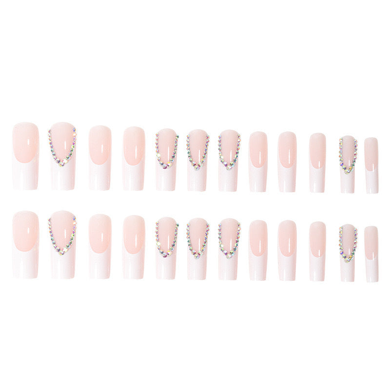 Kunstnagelset mit glamourösen Strass- und eleganten Spitzenverzierungen Karnz