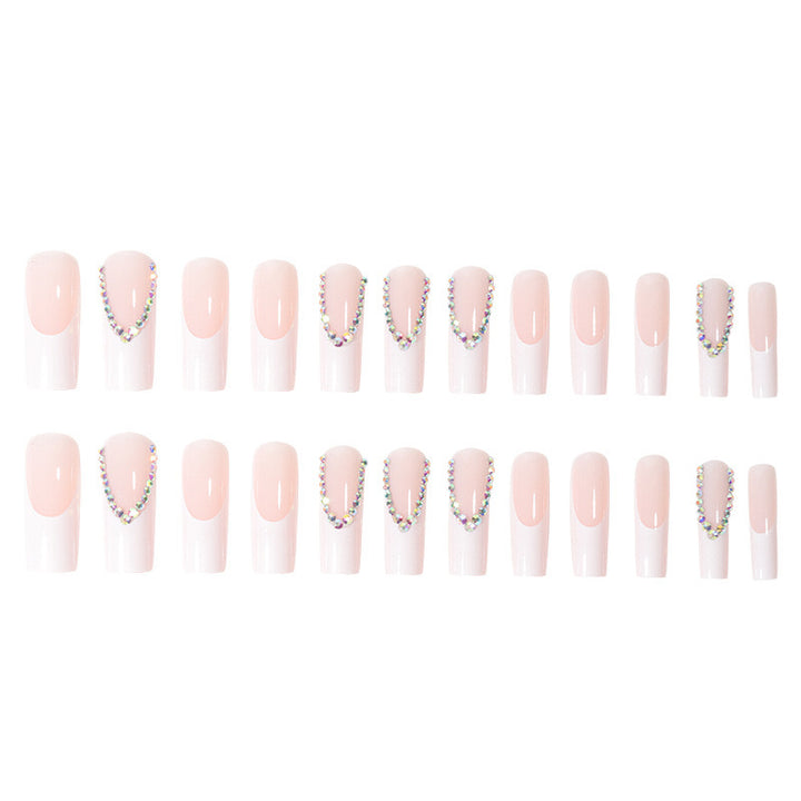 Kunstnagelset mit glamourösen Strass- und eleganten Spitzenverzierungen Karnz