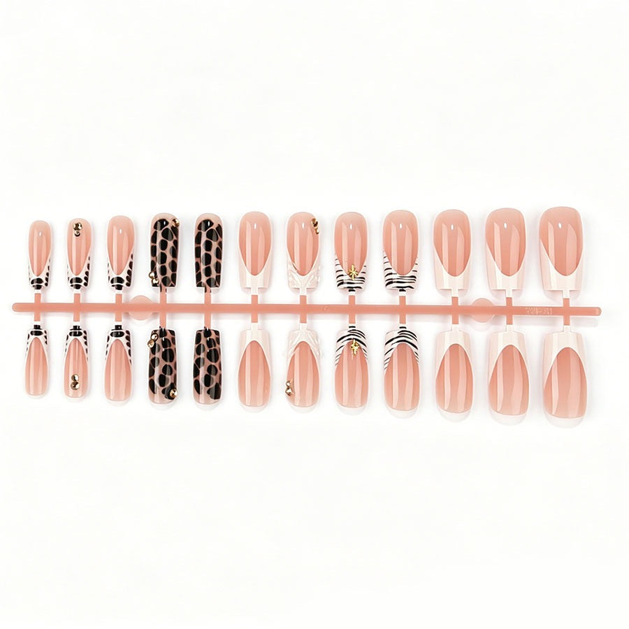 Kunstnagelset mit luxuriösen 3D-Details Karnz