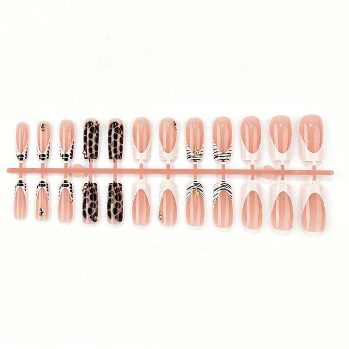 Kunstnagelset mit luxuriösen 3D-Details Karnz