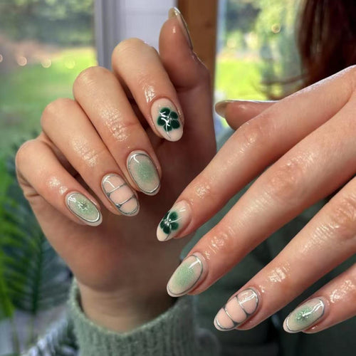 Elegante Nagelkunst mit floralem Design Karnz