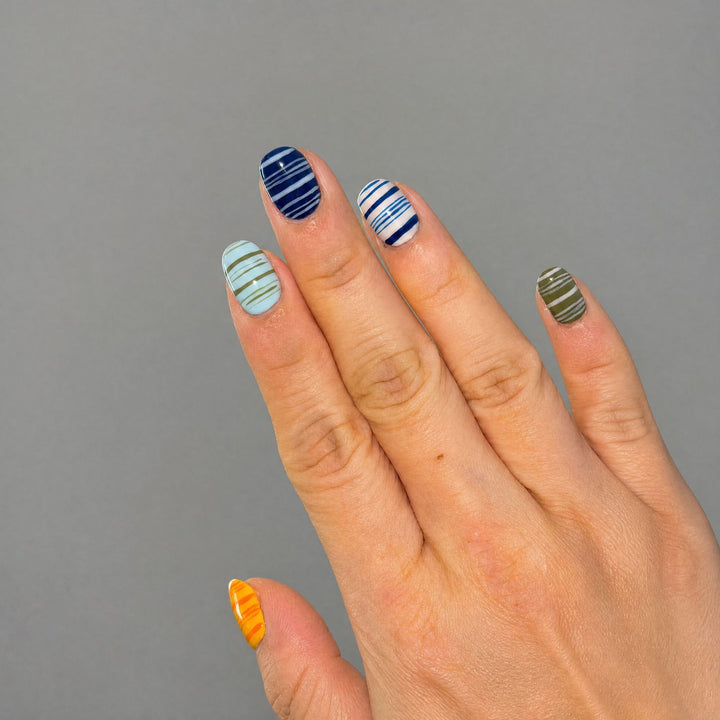 Gestreiftes Nagelkunstdesign