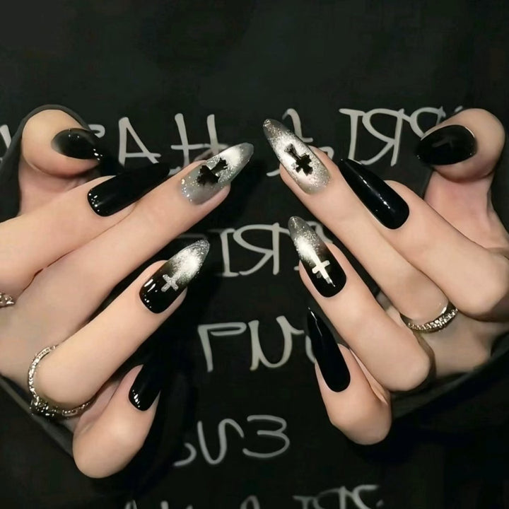 Künstlerische Nagelkunst Karnz