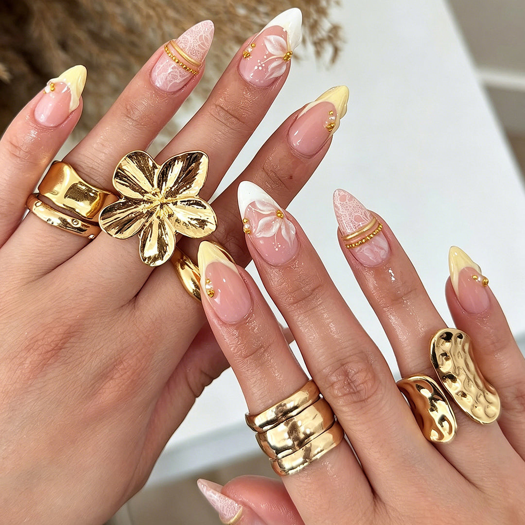 Kunstvolle Nagelspitzen mit floralem Design Karnz