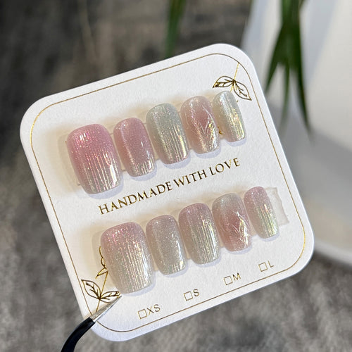 Künstliche Nagelkunst im schimmernden Design Karnz