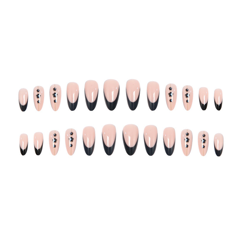 Kunstvolle Nageldesigns mit eleganten Akzenten Karnz