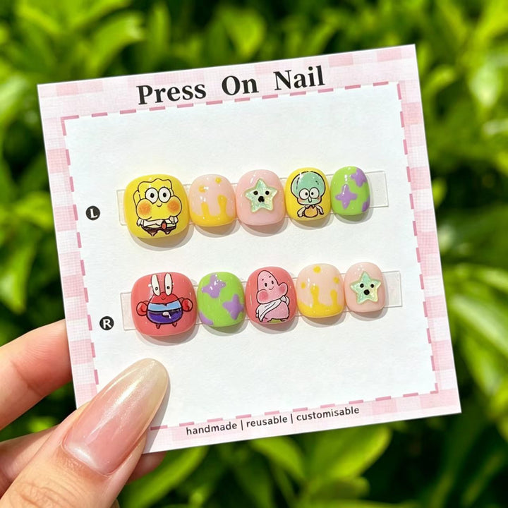 Künstlerisches Press-On-Nagel-Set mit floralen und grafischen Designs
