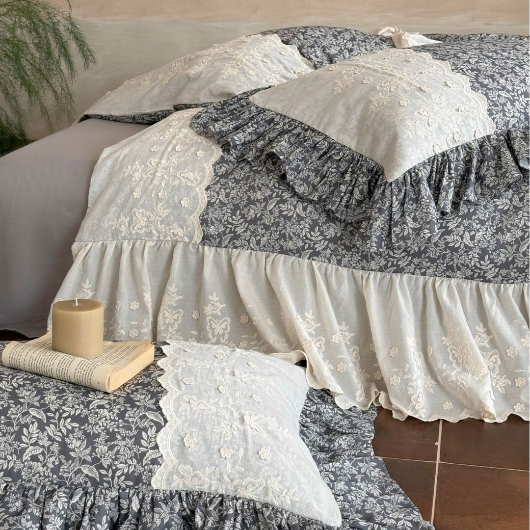 Bettwäsche-Set im Vintage-Shabby-Chic mit dekorativem Volant und gesteppter Tagesdecke