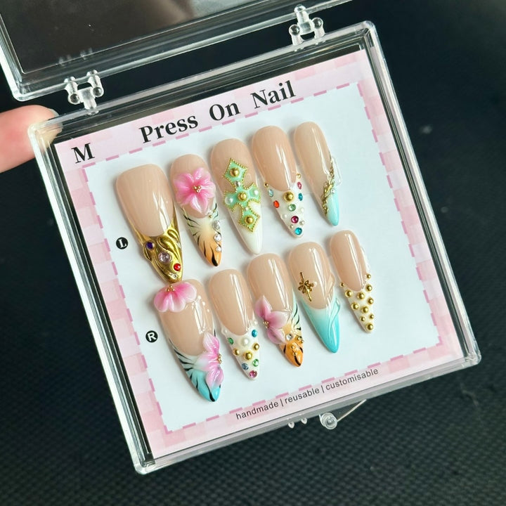 Dekoratives Handgefertigtes Press-On Nagelkunstset mit von Strand inspirierten Designs