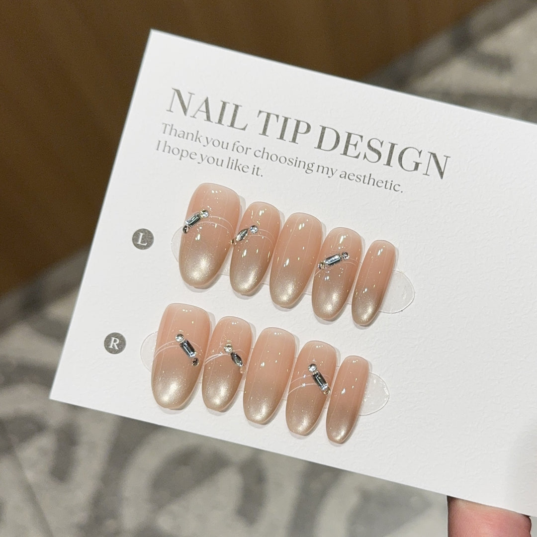 Kunstnagelspitzen mit Elegantem Farbverlauf und Strassakzenten Karnz