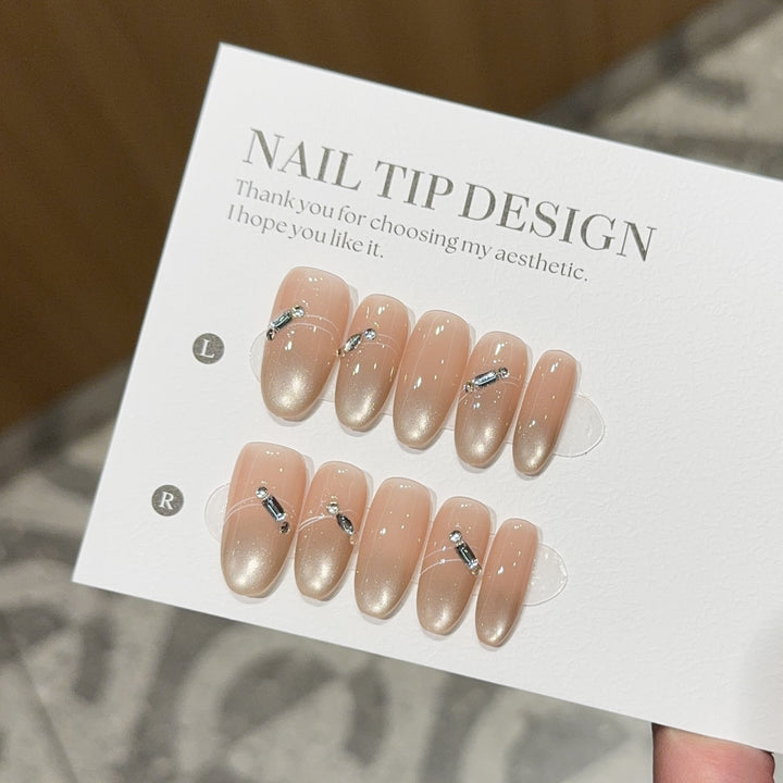 Kunstnagelspitzen mit Elegantem Farbverlauf und Strassakzenten Karnz