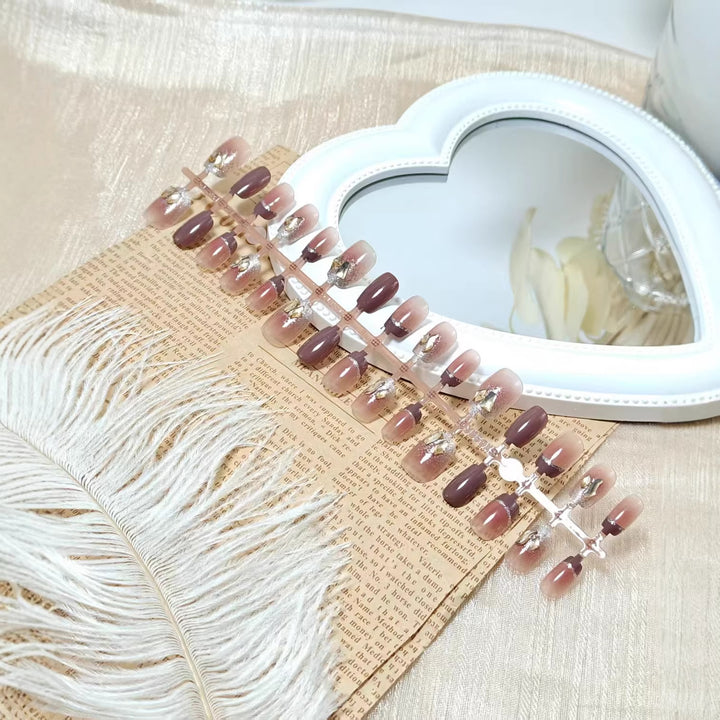 Elegante Kunstnagel-Set mit Goldakzenten Karnz