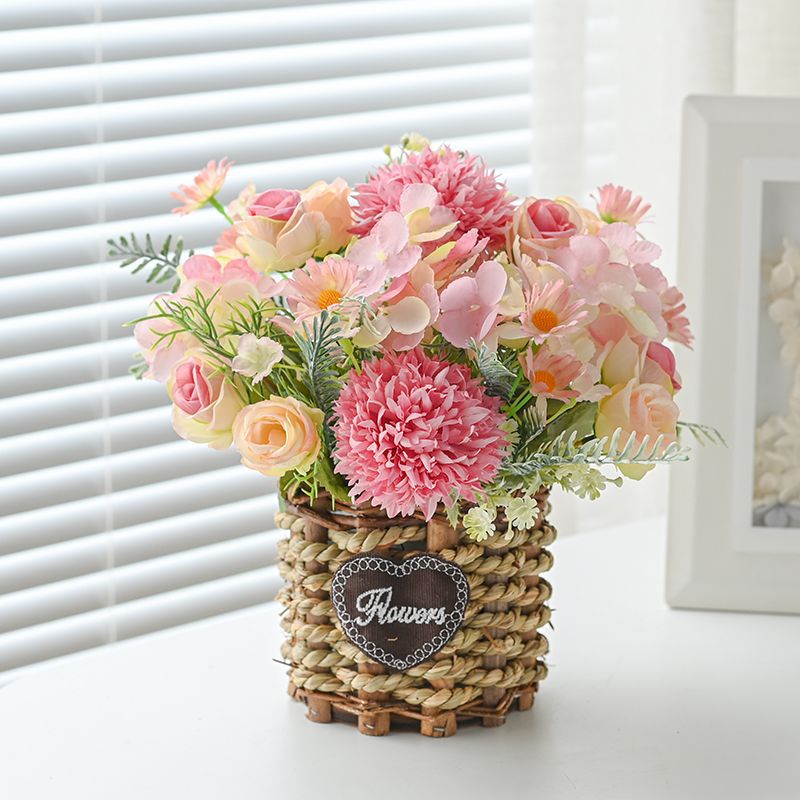 Künstliches Blumengesteck in geflochtener Korb