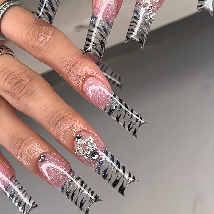 Künstlerische Stiletto-Nagelverzierungen mit glamourösem Glitter Karnz