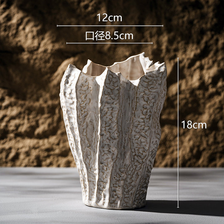 Dekorative keramische skulpturale Vase mit strukturiertem Rand und gewelltemRand