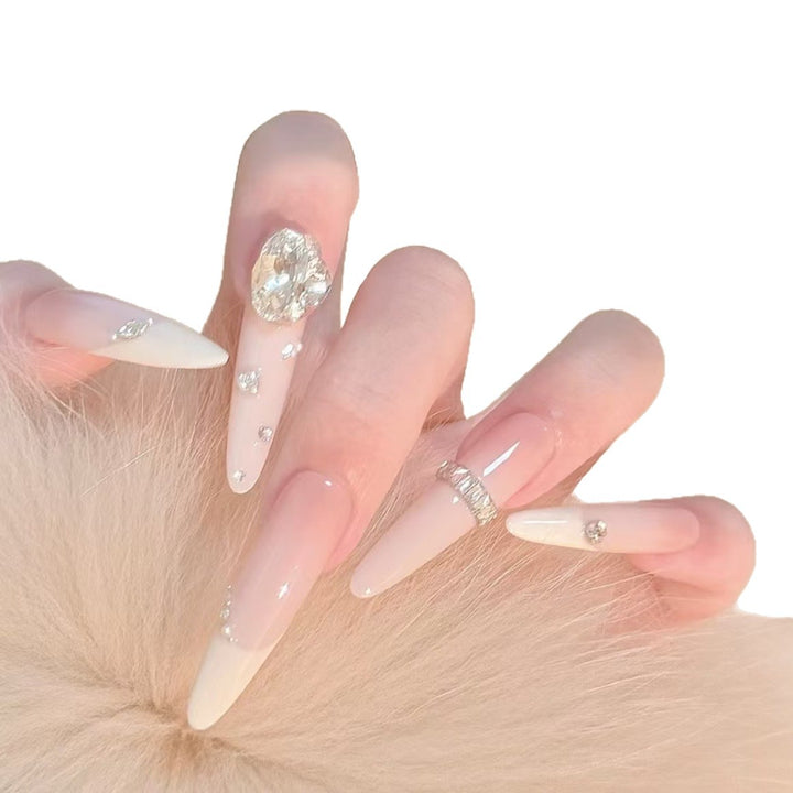 Glamouröse Stiletto-Nagelverlängerungen mit Kristallakzenten