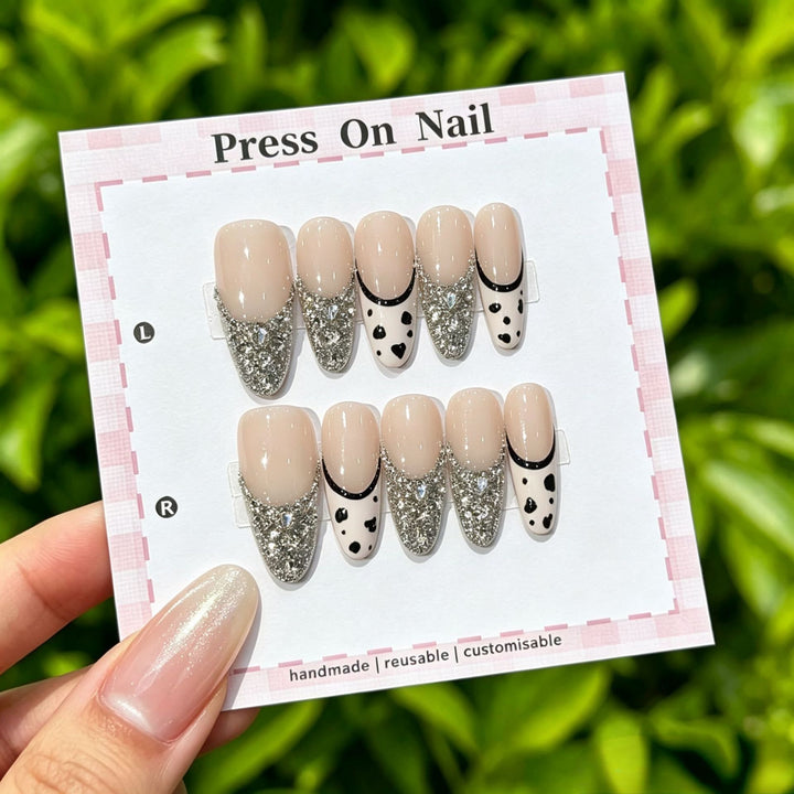 Künstlerisches Press-On Nagelset mit floralen und gemusterten Designs