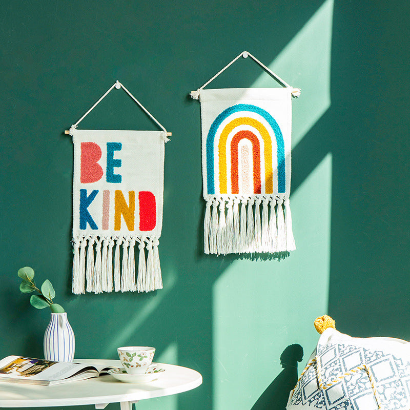 Boho-Wandbehang aus gewebter Baumwolle mit handgetufteten Applikationen und Fransen Karnz