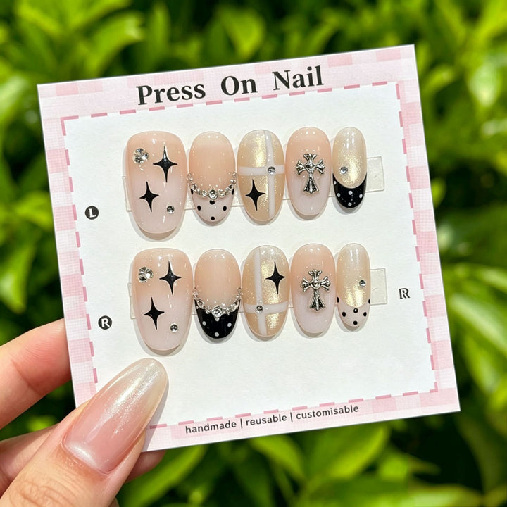 Dekoratives Press-On Nail Art Set mit trendigen Kreuzdesigns