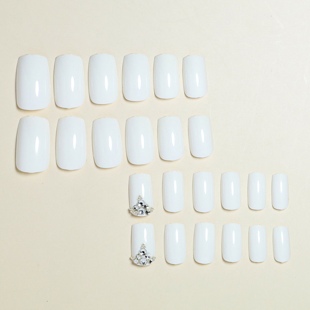 Luxus Press-On Nail Design mit Strass-Akzenten Karnz