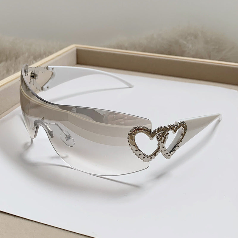 Damen Designer-Sonnenbrille mit luxuriösem Herz-Akzent Karnz
