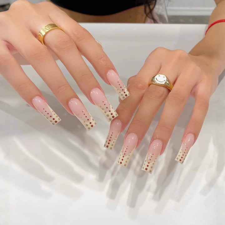 Kunstvolle Nagelverlängerungen mit eleganten Dots und schimmerndem Ombré Karnz