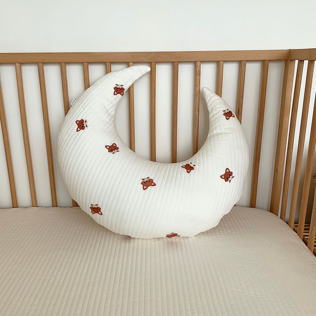 Mondförmiges Baby-Nackenstützkissen mit gestepptem Bezug und Teddystickerei