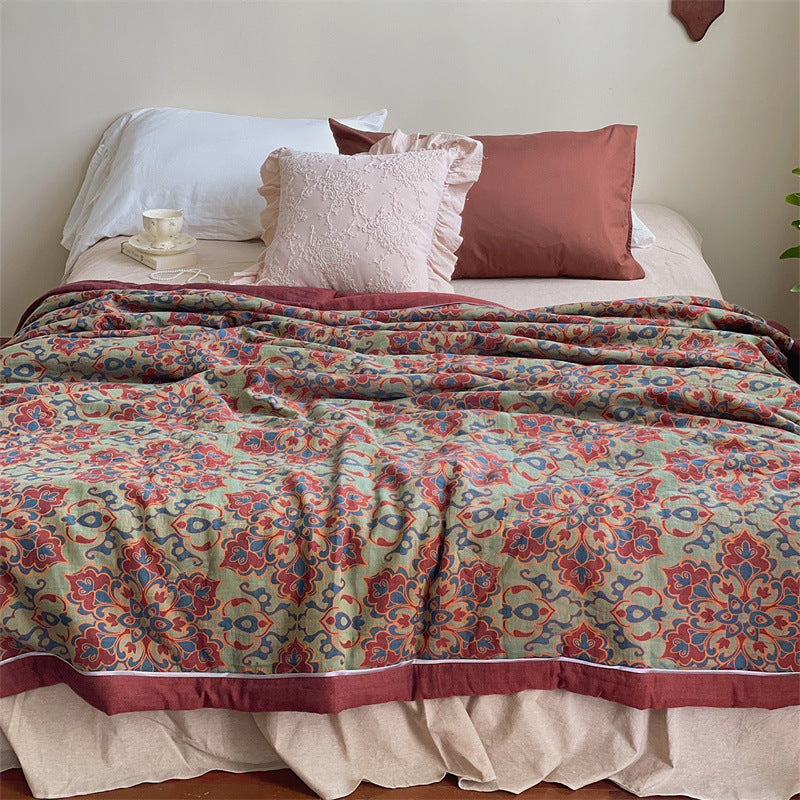 Leichter Steppbettüberwurf aus Baumwoll‑Leinen‑Mix mit floralem Aquarellprint und kontrastierter Saumkante