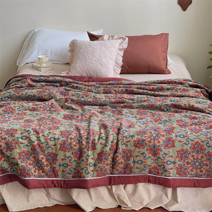 Leichter Steppbettüberwurf aus Baumwoll‑Leinen‑Mix mit floralem Aquarellprint und kontrastierter Saumkante