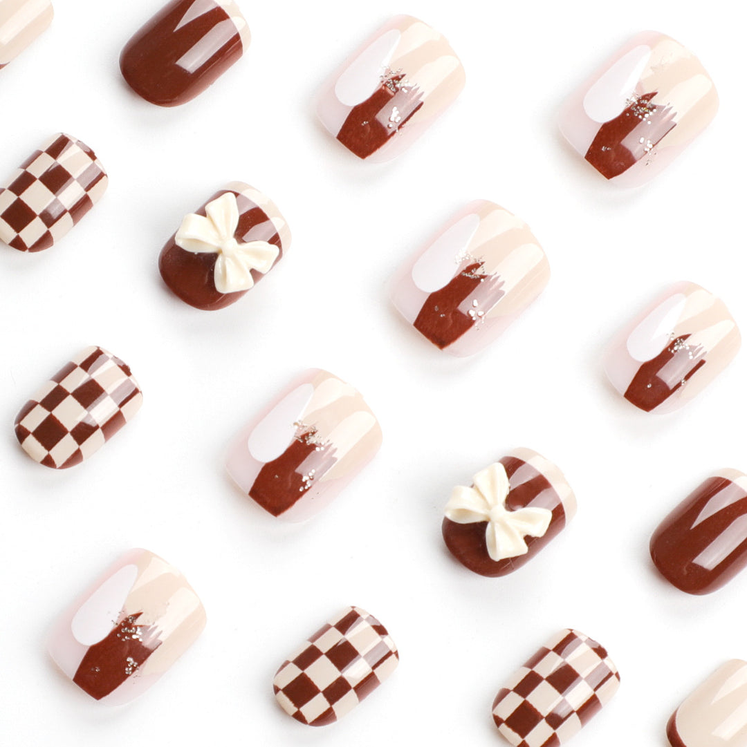 Kreative Nagelkunst mit modernen Mustern und Schleifenmotiven Karnz