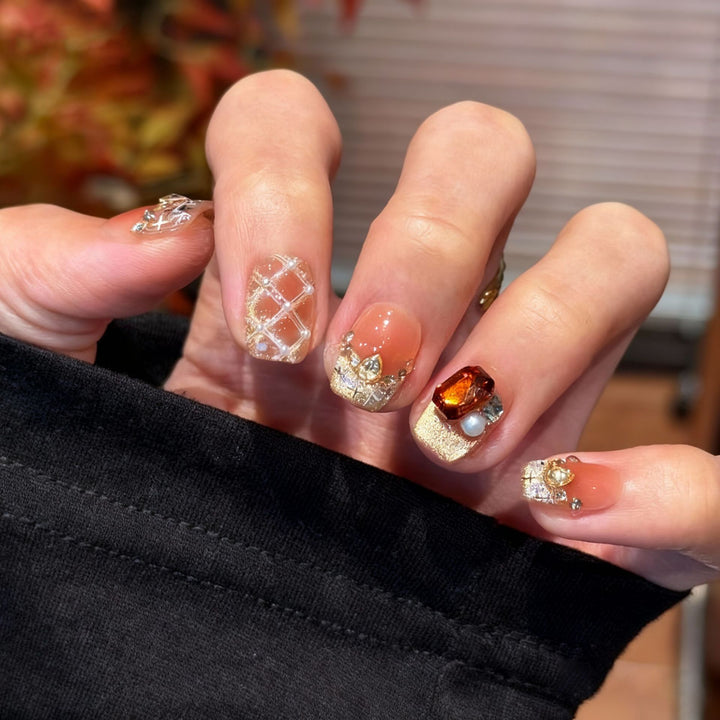 Glamouröse Kunstnagelspitzen mit 3D-Blüten- und Kristallverzierungen Karnz