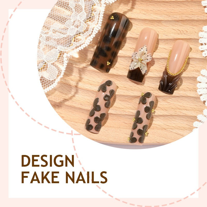 Kreatives Kunstnagelset mit Glamourösen Tiermotiven und Eleganten Verzierungen Karnz