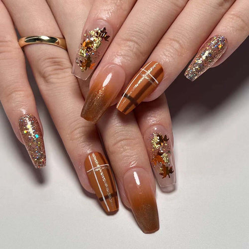 Kunstvolle Nagelkunst mit glitzernden Akzenten Karnz