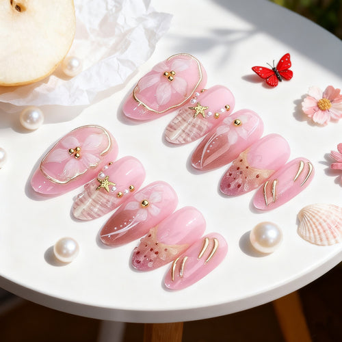 Kunstnagelset mit luxuriösen 3D-Blüten und edlen Akzenten Karnz