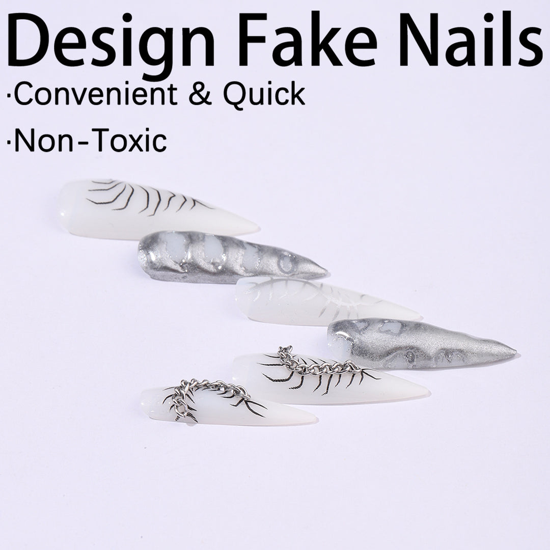Kreatives Kunstnagelset mit eleganten floralen Designs und Metallic-Akzenten Karnz