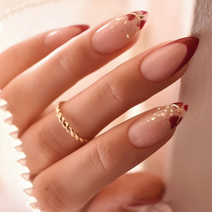 Elegantes Stiletto Press-On Nagelset mit dekorativen goldenen Akzenten Karnz