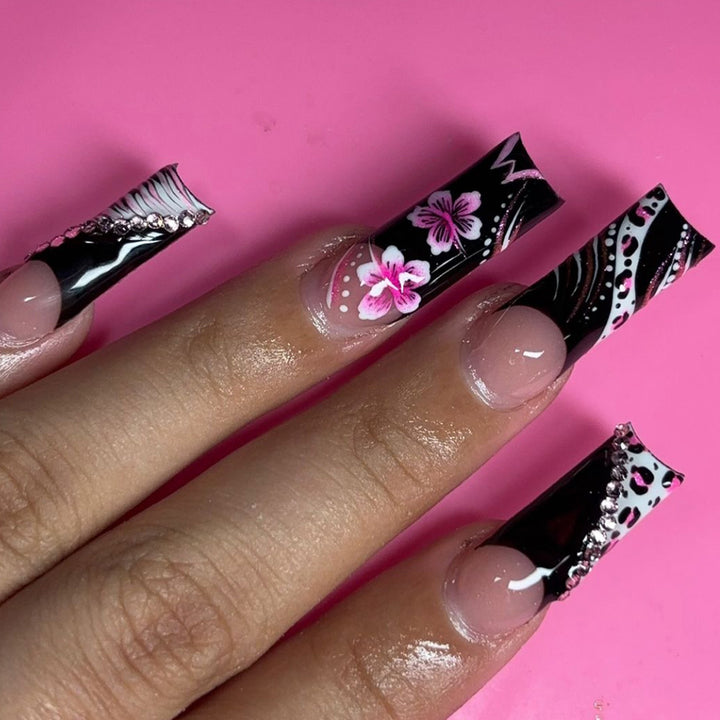 Künstlerisches Stiletto Press-On Nagelset Karnz