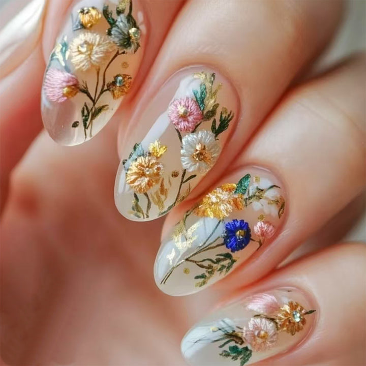 Kunstfingernägel mit Floralen Motiven und Goldakzenten Karnz