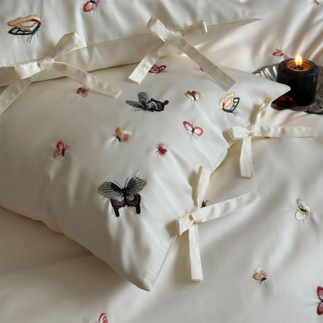 Luxuriöses Satin-Bettwäsche-Set mit bestickten Schmetterlingsmotiven und dekorativen Schleifenverschlüssen