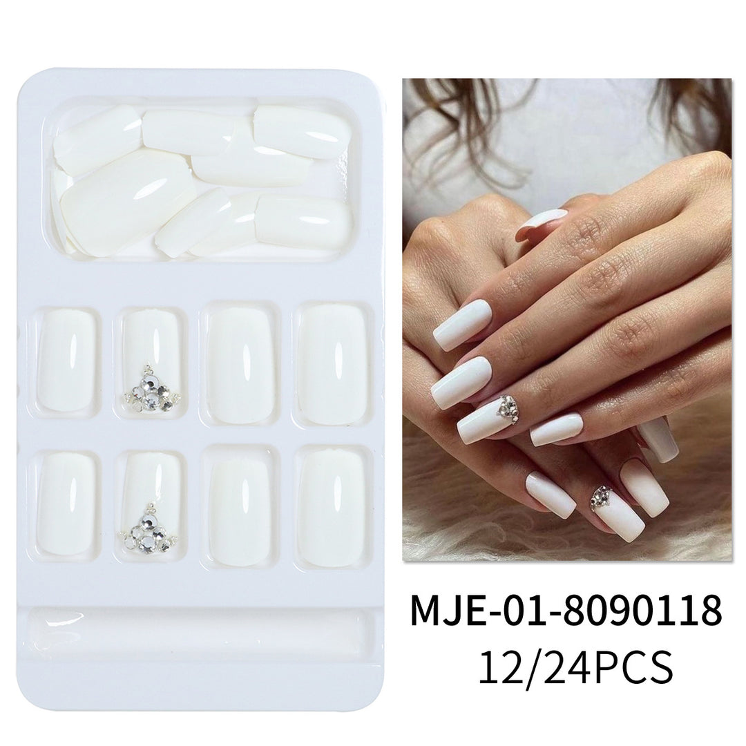 Luxus Press-On Nail Design mit Strass-Akzenten Karnz