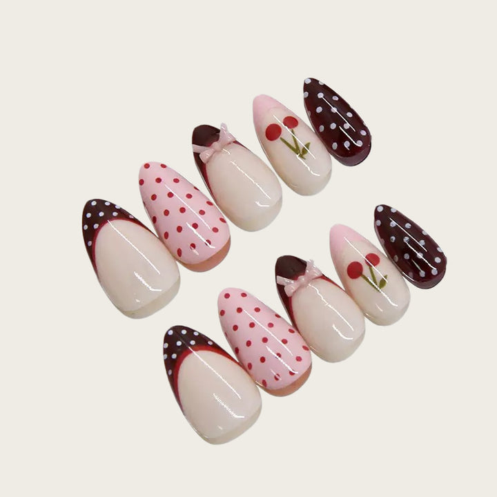 Kunstvoll gestaltete Nagelspitzen mit Kirsch- und Punkte-Motiven Karnz