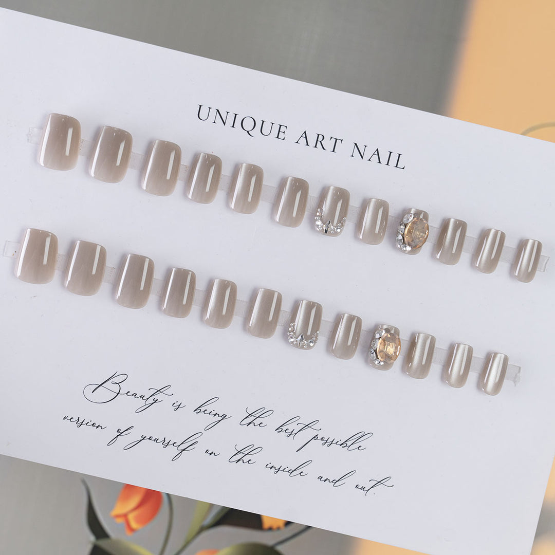 Dekorative Nagelkunst mit Strass-Akzenten