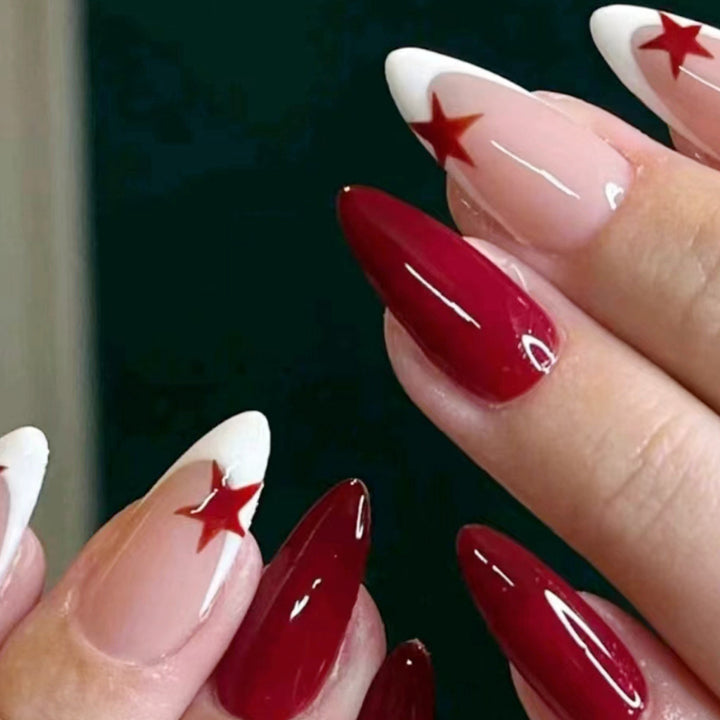 Kunstnagelset mit elegantem Rosenmuster und glamourösen Sternenakzenten Karnz