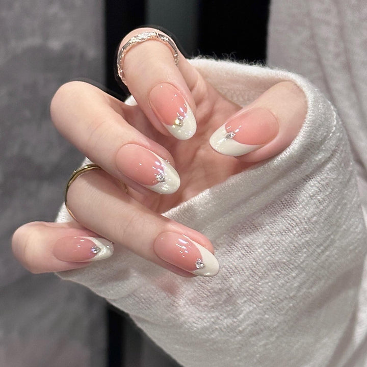 Kunstnägel mit Elegantem French-Style und Funkelnden Akzenten Karnz