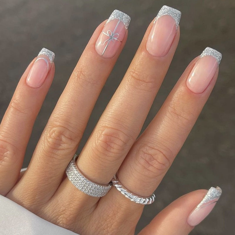 Kunstnagelset mit festlichem Winterthema Karnz