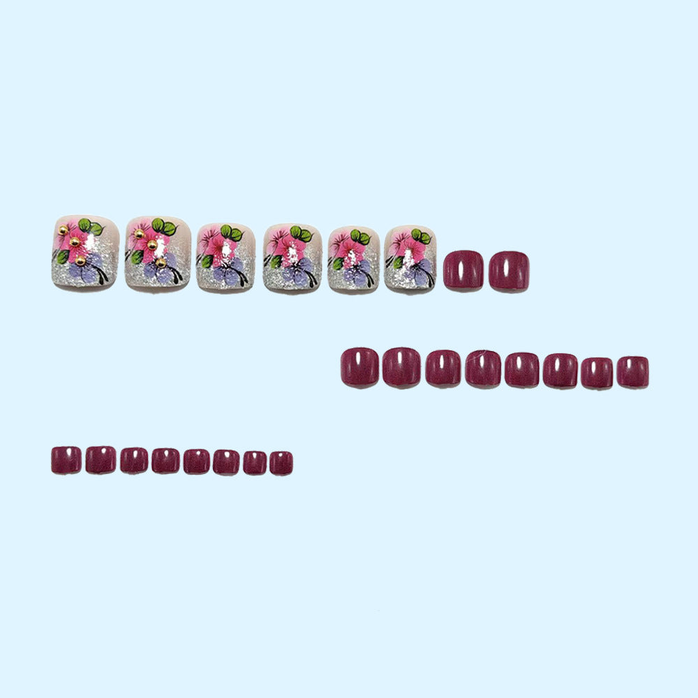 Kunstnägel mit floralen Motiven und Glitzer-Akzenten Karnz