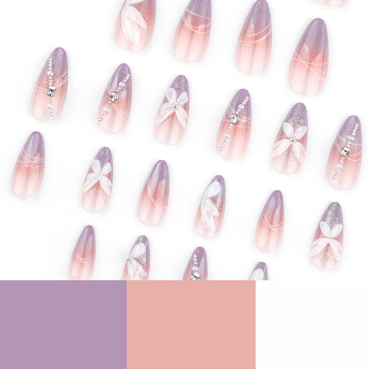 Kunstvolle Nagelverlängerungen mit zarten Blumenmotiven Karnz