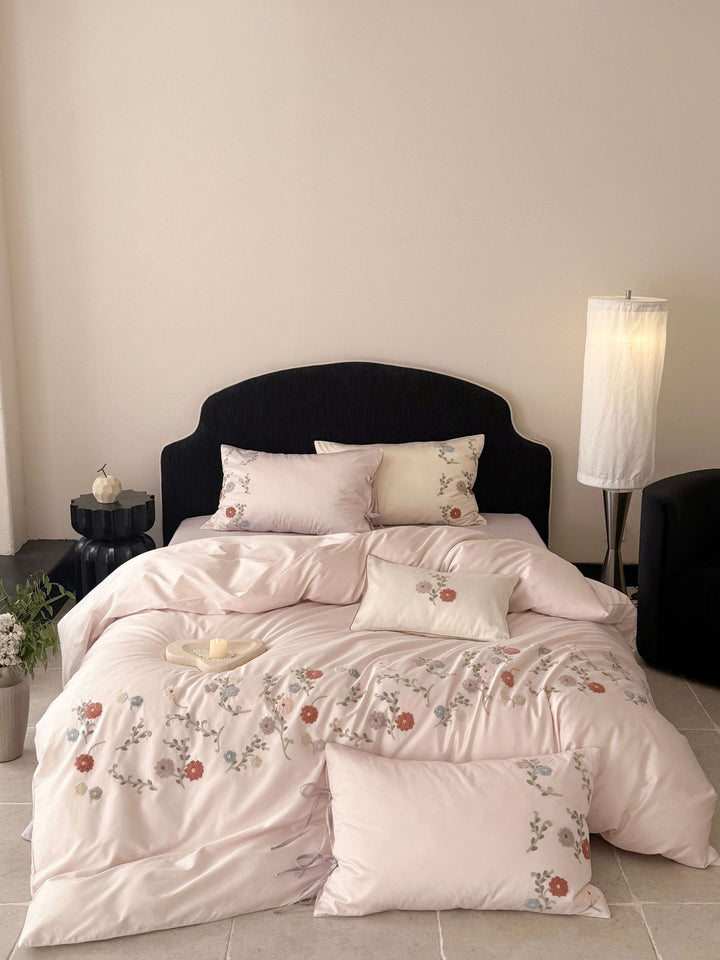 Luxuriöses Satin-Bettwäsche-Set mit floraler Stickerei und Kissenbezügen Karnz