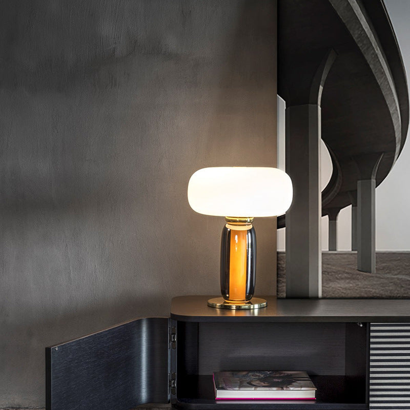 Moderne künstlerische Tischlampe mit elegantem Glassdesign
